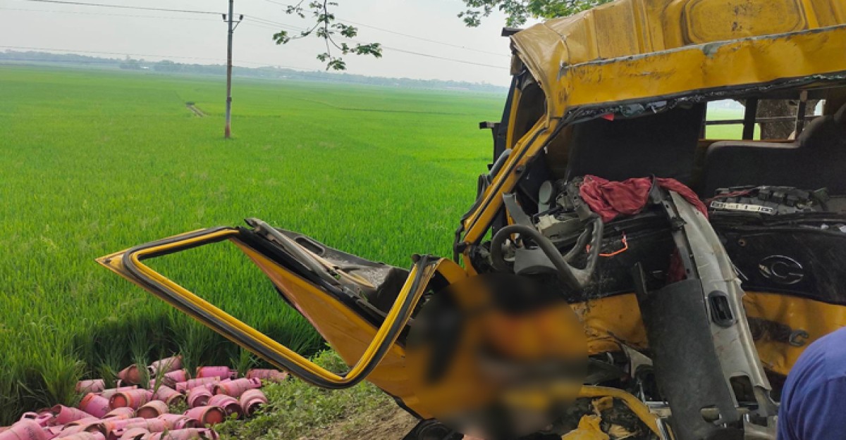 কেন্দুয়ায় গাছের সঙ্গে পিকআপ ভ্যানের ধাক্কা, নিহত ১
