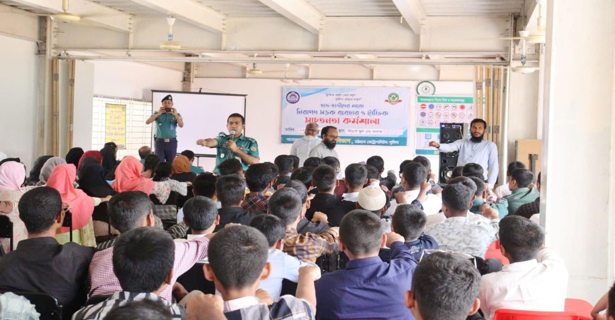 ট্রাফিক আইন মেনে চলতে শিক্ষার্থীদের শপথ বাক্য পাঠ করালেন এডিসি