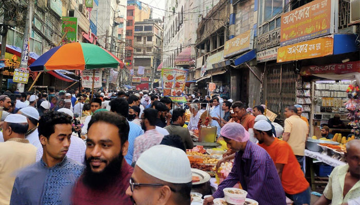 জমজমাট চকবাজারের ইফতার বাজার