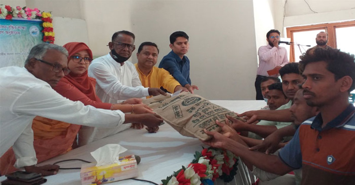 শৈলকুপায় ১১ হাজার কৃষকের মাঝে সার ও বীজ বিতরণ
