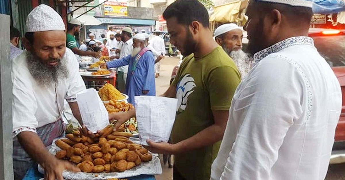 মধ্য ও নিম্নবিত্তের ইফতারের ভরসা ফুটপাত