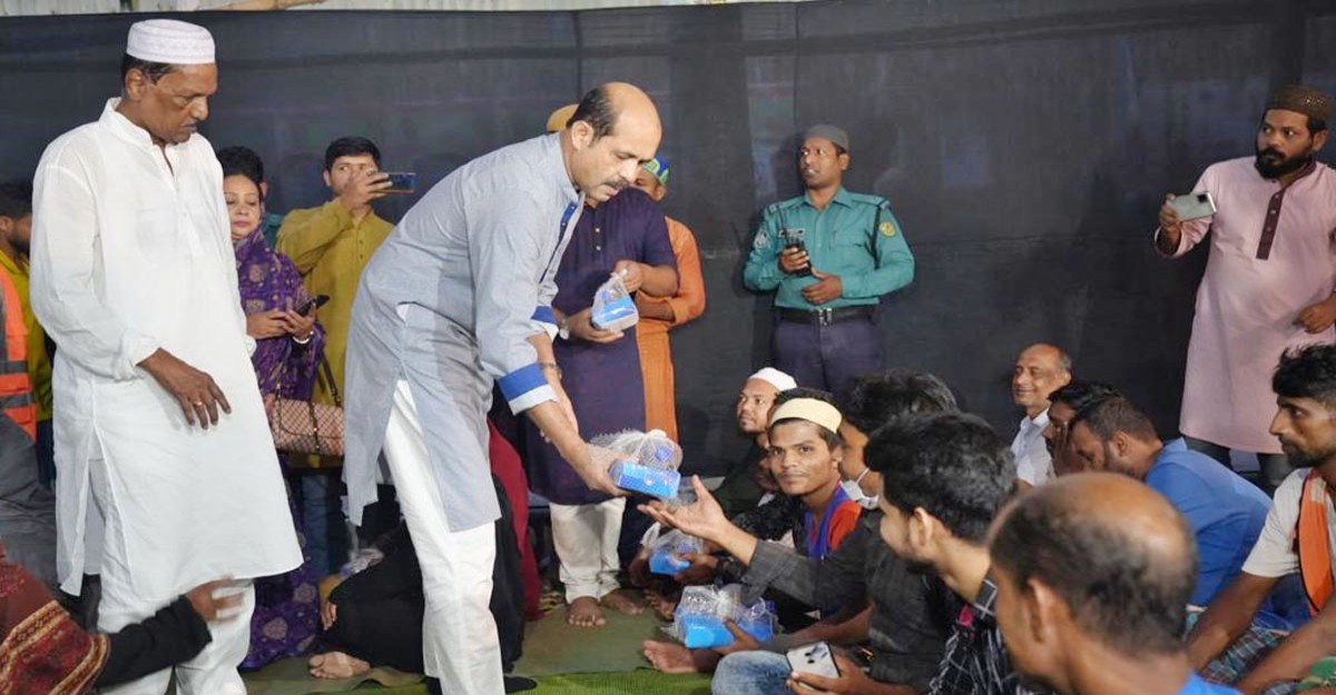ছিন্নমূলদের সঙ্গে ইফতার করলেন মেয়র আতিক
