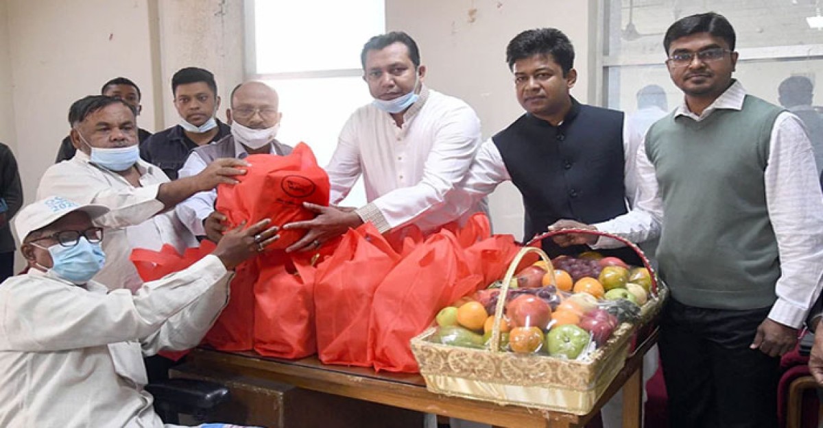 যুদ্ধাহত বীর মুক্তিযোদ্ধাদের জন্য ফলমূল পাঠালেন প্রধানমন্ত্রী
