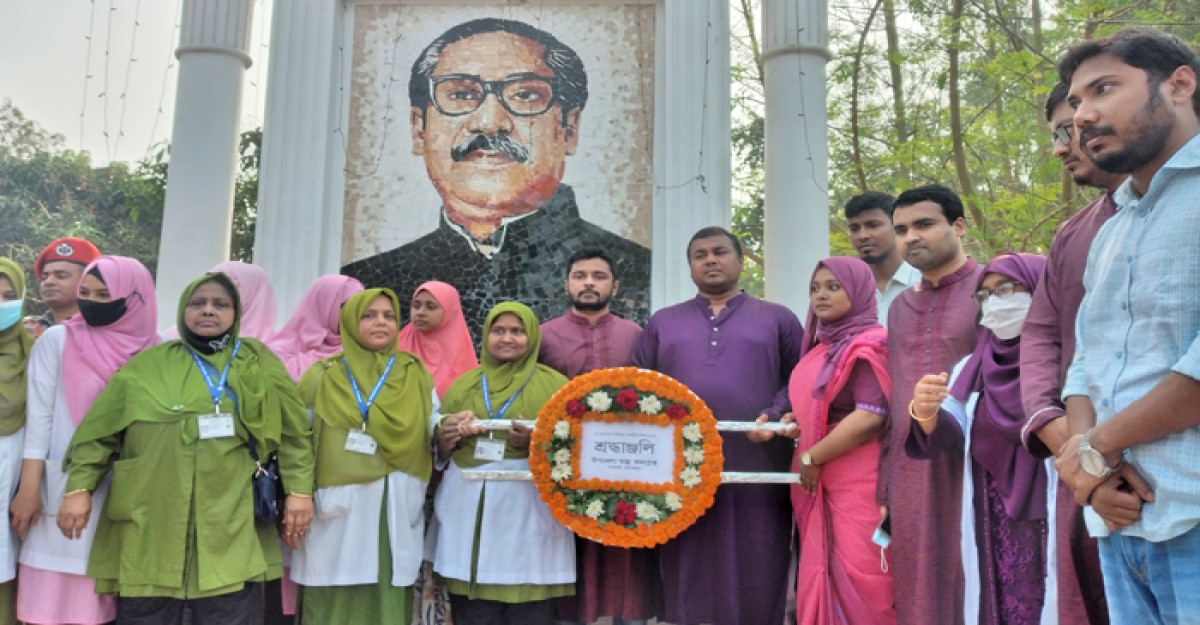 ঘোড়াঘাটে বঙ্গবন্ধুর প্রতিকৃতিতে উপজেলা স্বাস্থ্য কমপ্লেক্সর শ্রদ্ধাঞ্জলি