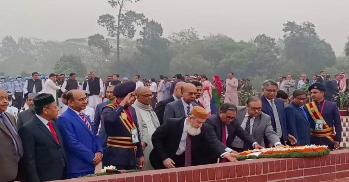 জাতীয় স্মৃতিসৌধে প্রধান বিচারপতির শ্রদ্ধা
