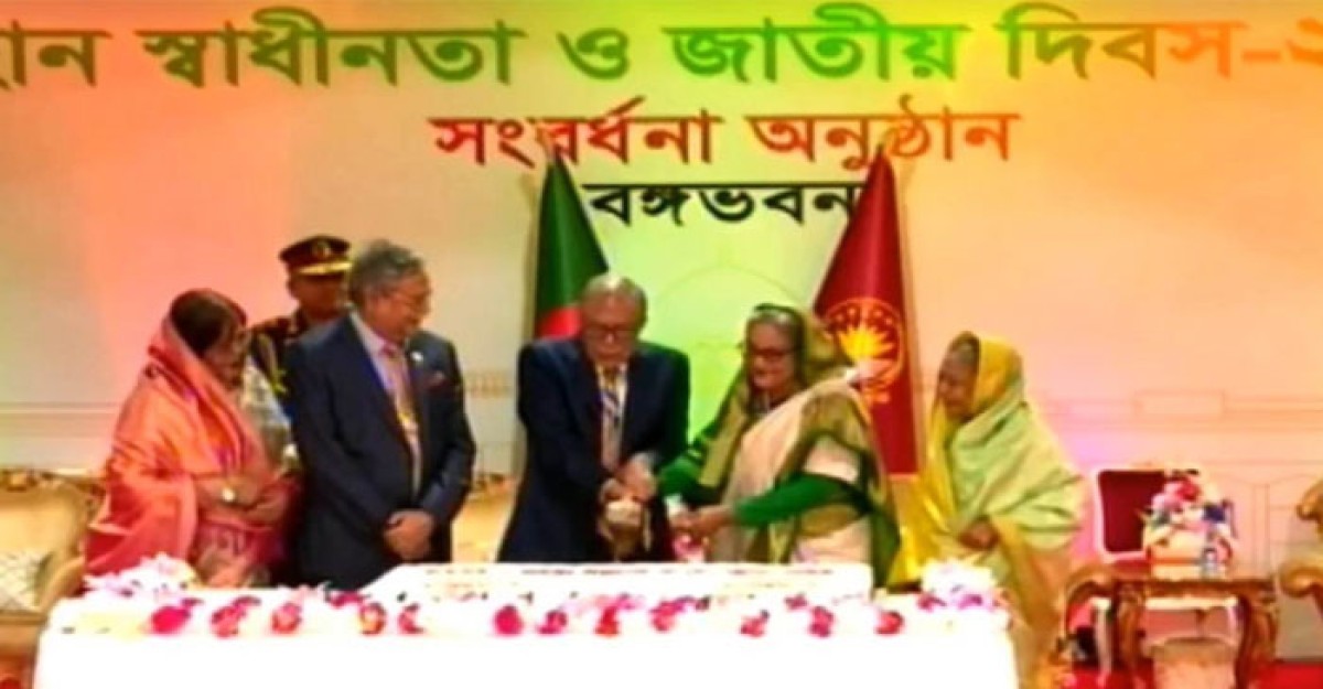 স্বাধীনতা দিবসে কেক কাটলেন রাষ্ট্রপতি-প্রধানমন্ত্রী