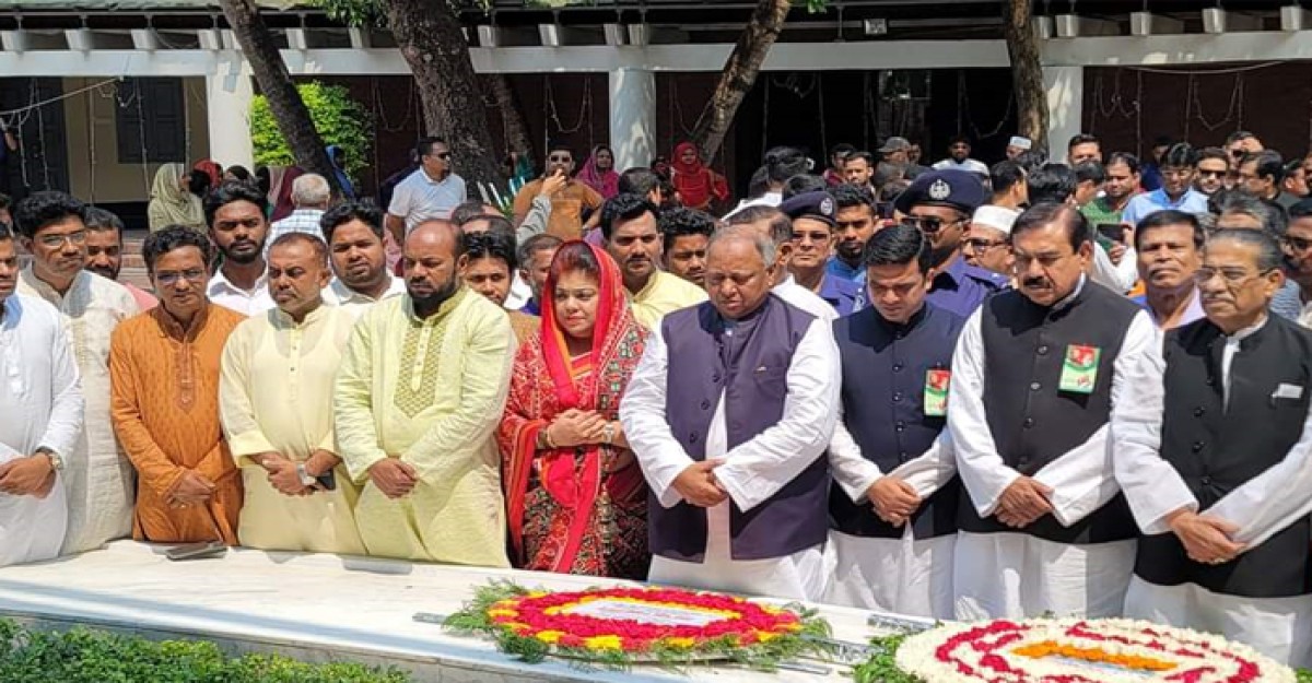 মহান স্বাধীনতা দিবস উপলক্ষে বঙ্গবন্ধুর সমাধিতে কেন্দ্রীয় আ.লীগের শ্রদ্ধা