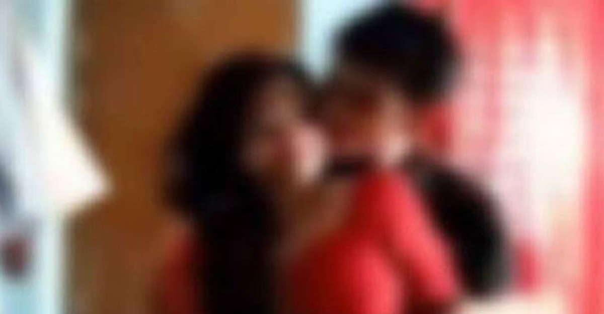 আপত্তিকর অবস্থায় প্রেমিক-প্রেমিকাকে আটক