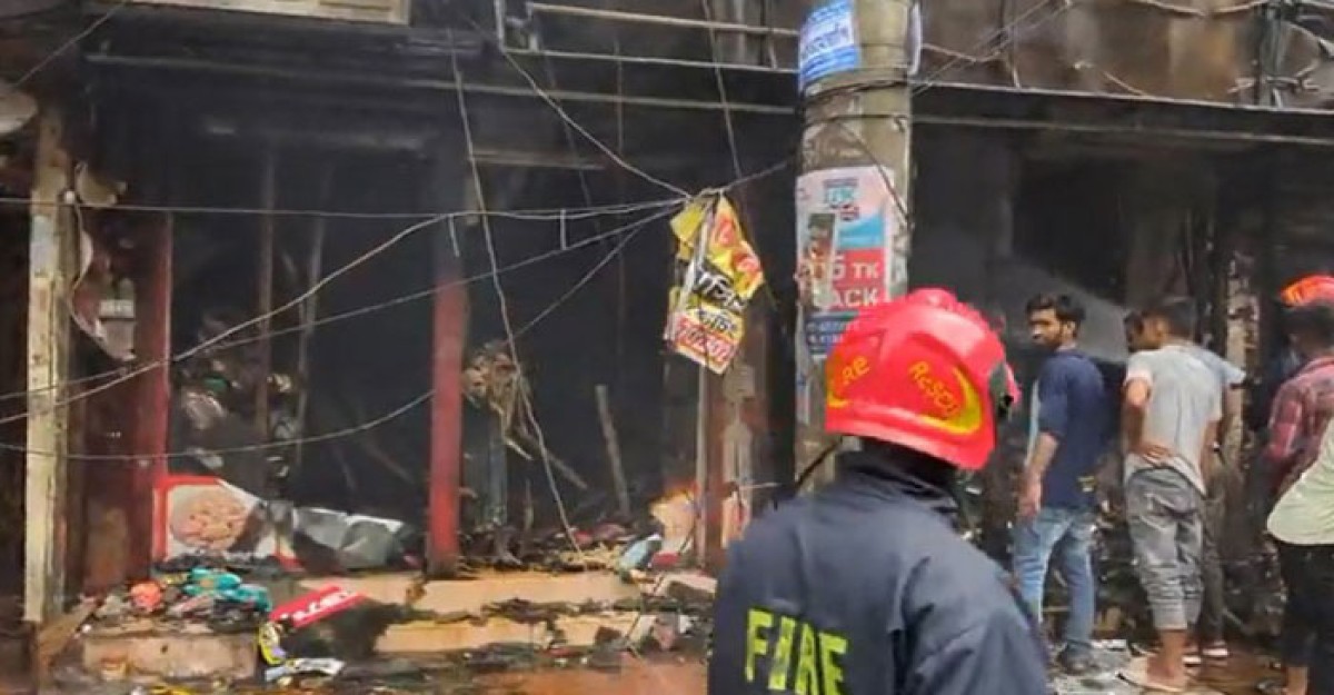 বাড্ডায় মিষ্টির দোকানে আগুন