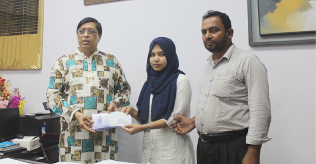মেডিক্যালের অসহায় ছাত্রী ইতির পাশে সাবেরা ফাউন্ডেশন