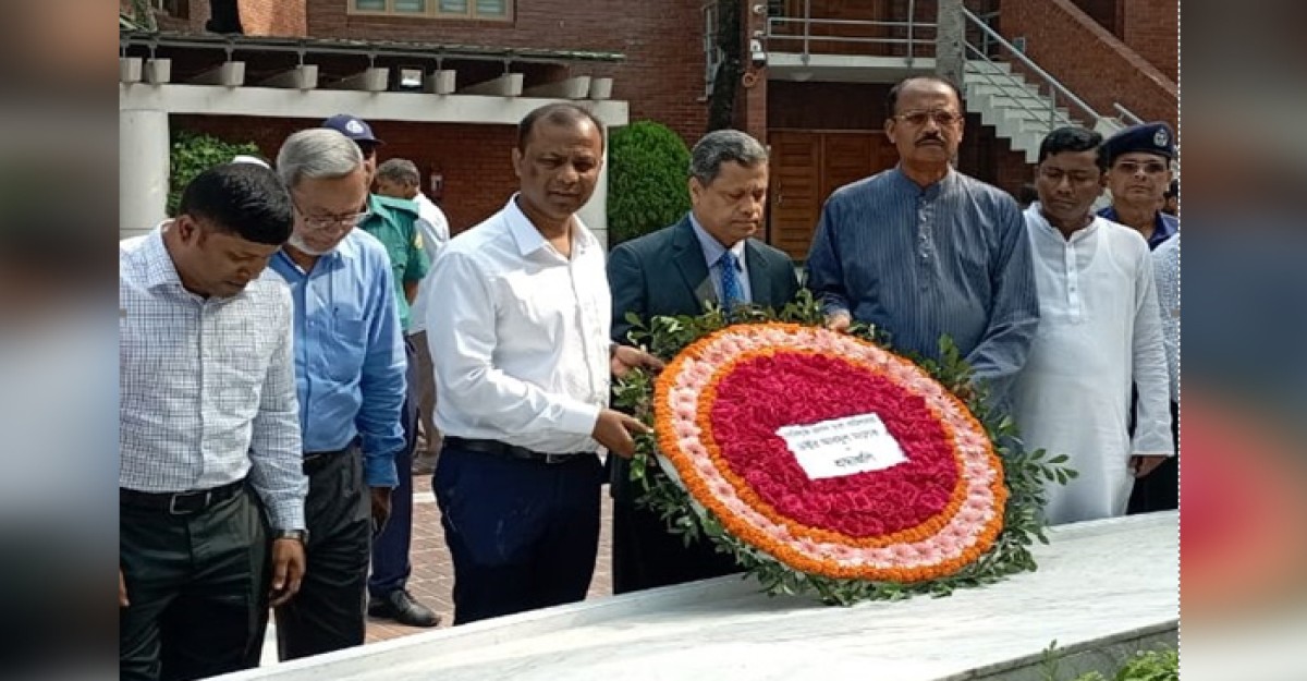 টুঙ্গিপাড়ায় বঙ্গবন্ধুর সমাধিসৌধে নবনিযুক্ত প্রধান তথ্য কমিশনারের শ্রদ্ধা