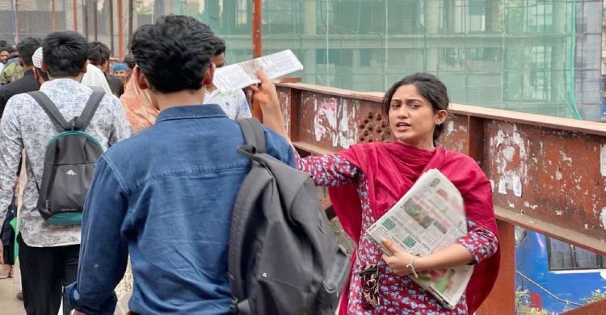 উত্তরায় পত্রিকা বিক্রি করছেন সাফা কবির