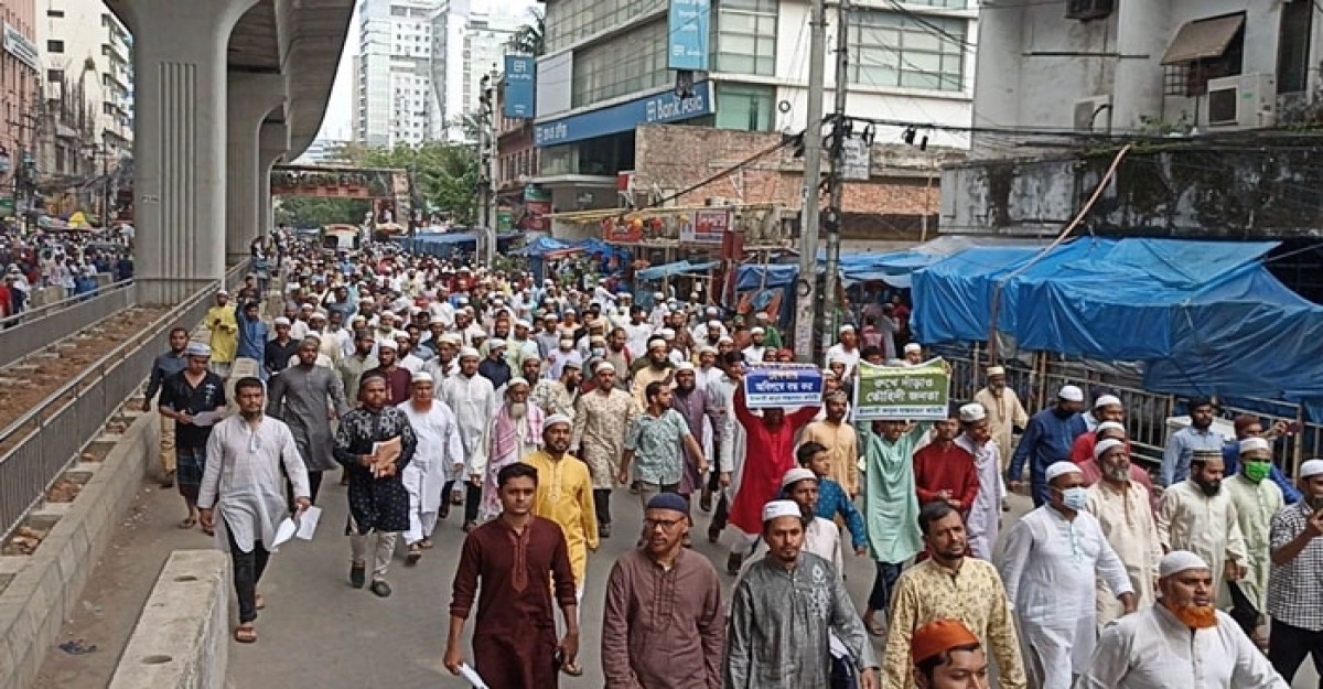 জুম্মার নামাজের পর পল্টনে ধাওয়া-পাল্টা ধাওয়া
