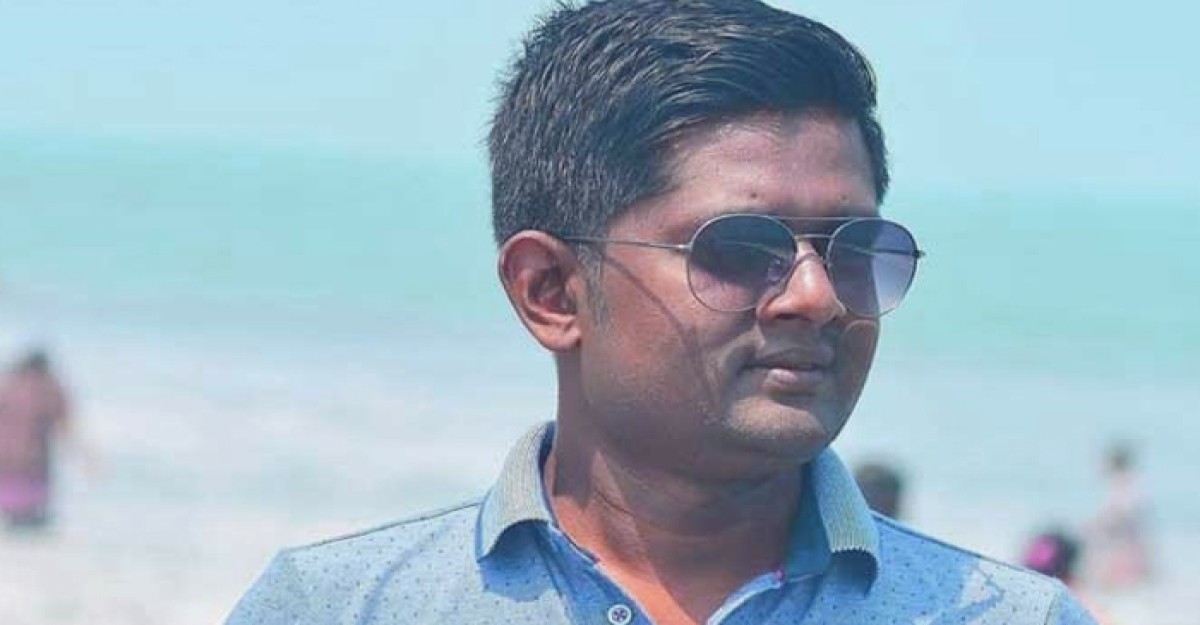 সাংবাদিক ছেলের মুক্তির জন্য মানববন্ধনে কাঁদলেন বৃদ্ধা মা