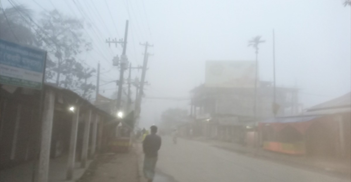 প্রকৃতি কি নীলা চৈত্রের ভোরে শীতের কুয়াশা