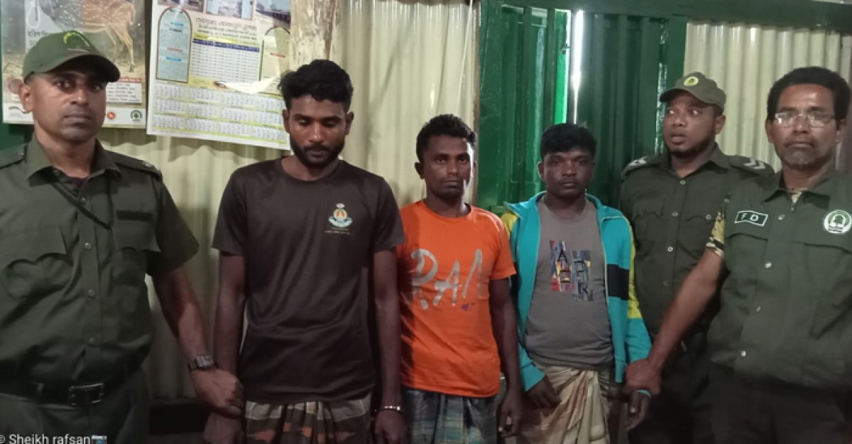 সুন্দরবনে নিষিদ্ধ জাল ও বিষ দিয়ে মাছ শিকারের প্রস্তুতিকালে আটক ৩