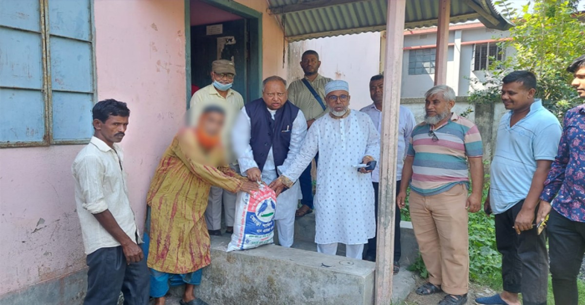 গোপালগঞ্জে হতদরিদ্রদের ঈদ সামগ্রী বিতরণ করলেন জেলা আ.লীগ সভাপতি
