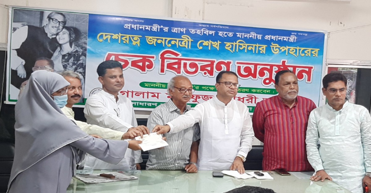 জয়পুরহাটে প্রধানমন্ত্রীর উপহারের চেক বিতরণ