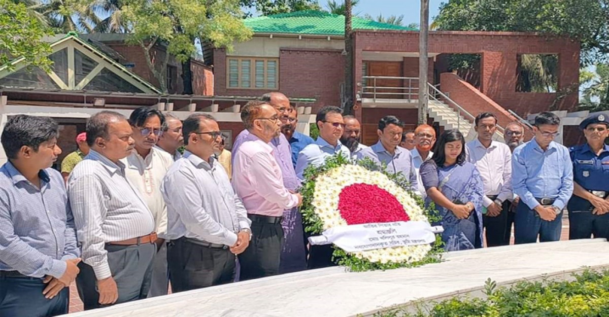 টুঙ্গিপাড়ায় জাতির পিতার সমাধিতে নবনিযুক্ত ভূমি সচিব খলিলুর রহমানের শ্রদ্ধা