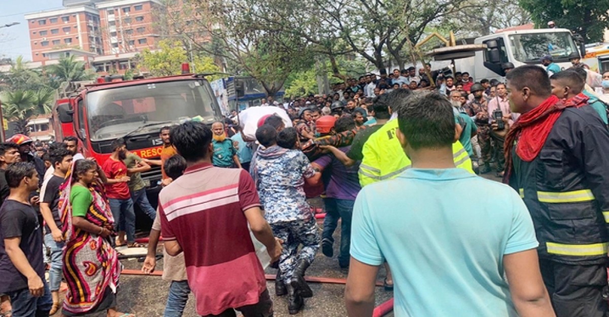 আগুন নেভাতে বড় বাধা উৎসুক জনতা