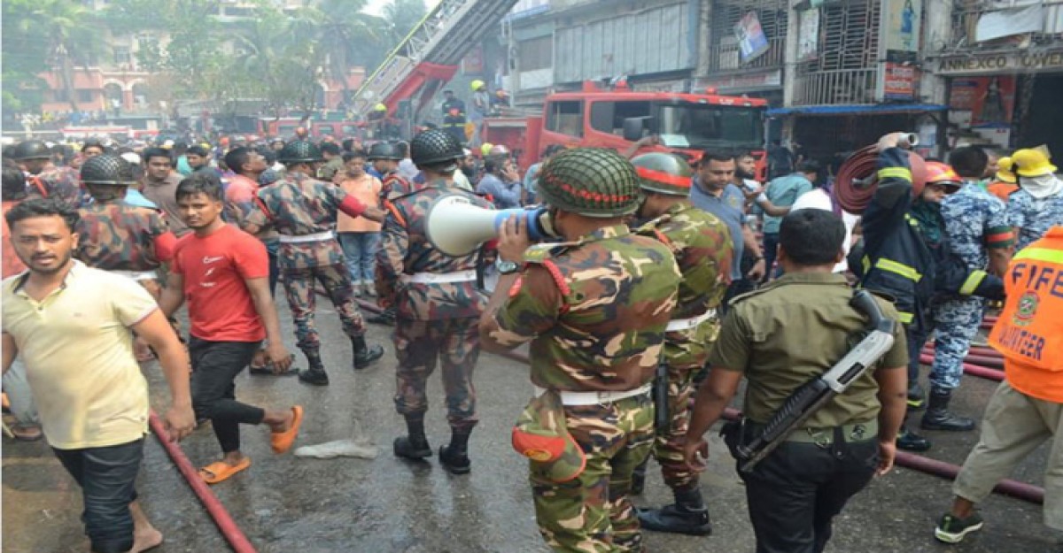 বঙ্গবাজারে আগুনের ঘটনায় ৬ প্লাটুন আনসার মোতায়েন