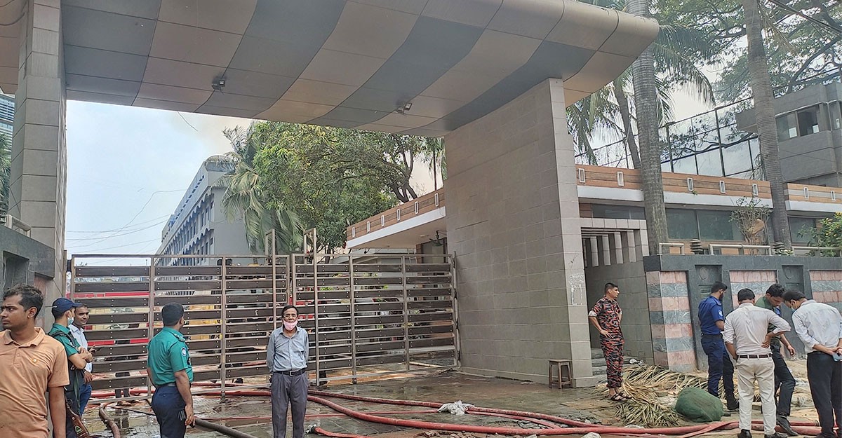 বঙ্গবাজারে আগুন, পুলিশ সদর দফতরের ব্যারাক ক্ষতিগ্রস্ত