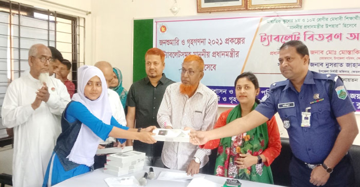 ক্ষেতলালে প্রধানমন্ত্রীর উপহার পেল ১০২ জন শিক্ষার্থী