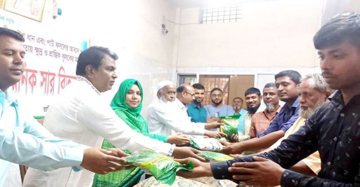 আক্কেলপুরে প্রান্তিক কৃষকদের মাঝে প্রণোদনার বীজ ও সার বিতরণ