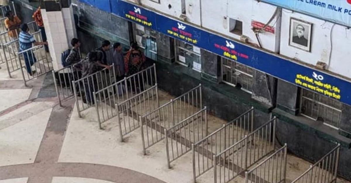 রেলের আগাম টিকিট বিক্রি শুরু ফাঁকা স্টেশন