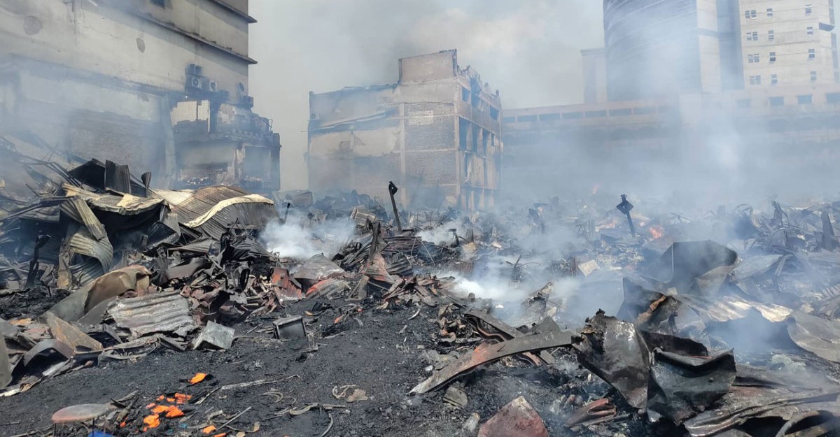 পুরোপুরি নিভেছে বঙ্গবাজারের আগুন