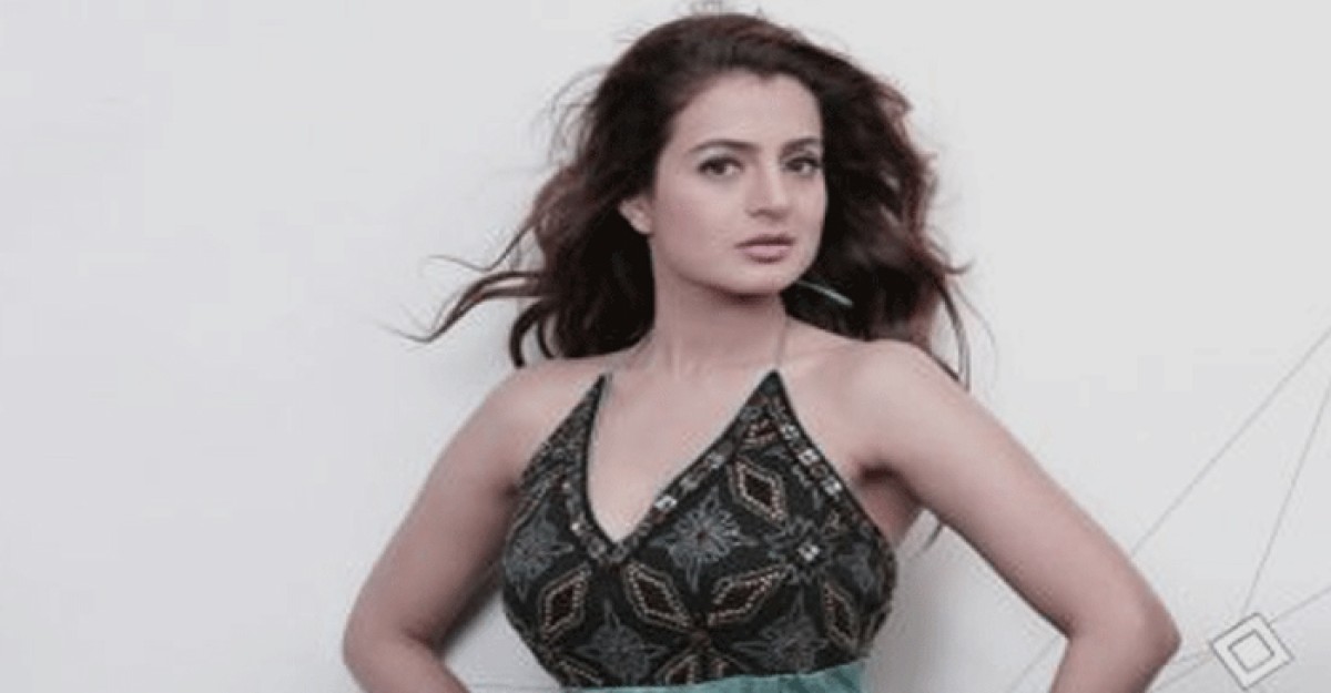 অভিনেত্রী আমিশার বিরুদ্ধে কোটি টাকা প্রতারণার অভিযোগ