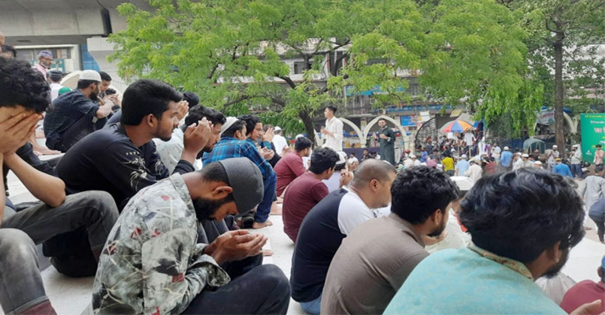বঙ্গবাজারে ক্ষতিগ্রস্তদের জন্য বায়তুল মোকাররমে বিশেষ দোয়া