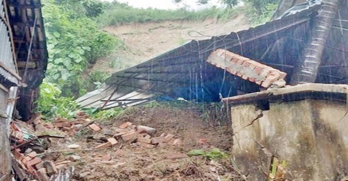 চট্টগ্রামে পাহাড় ধসে ৩ জনের মৃত্যু