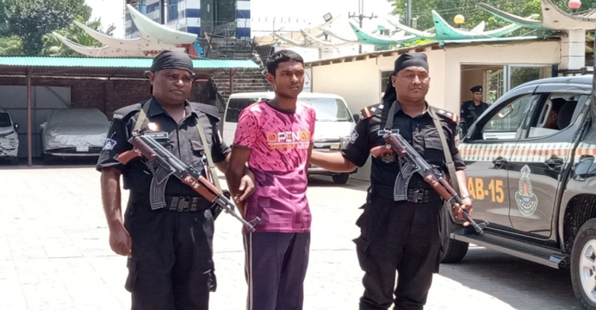 রোহিঙ্গা ক্যাম্পে ‘আরসা’র কাছে যাচ্ছে মহেশখালীর অস্ত্র: আটক ১