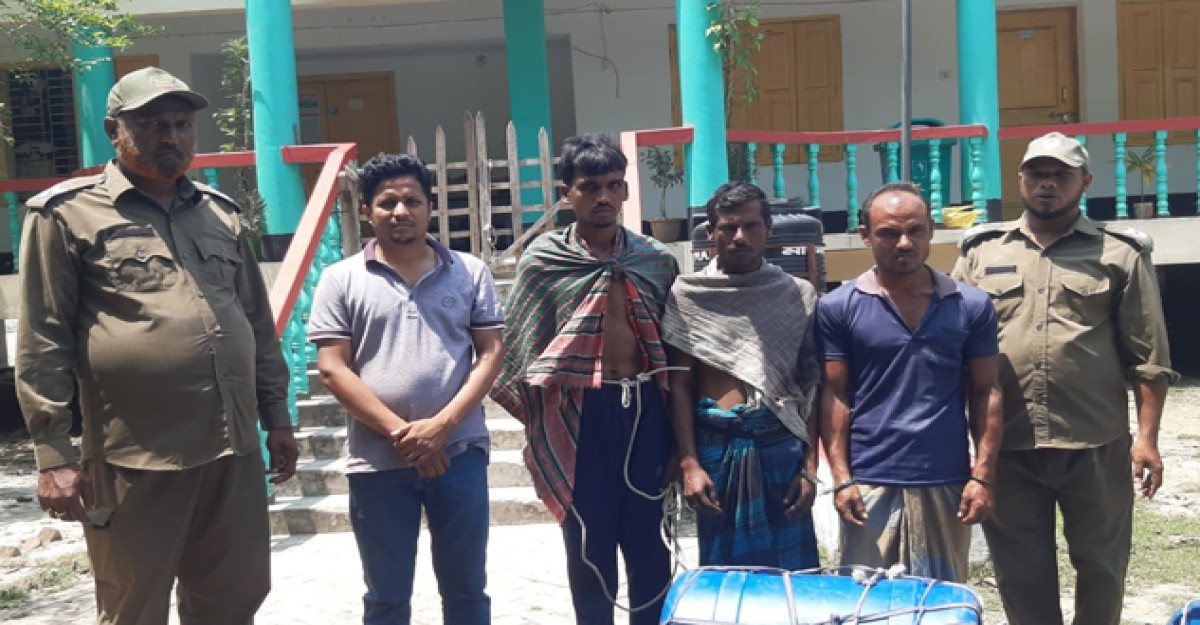 হরিণ শিকারের ফাঁদ, নৌকা ও জালসহ তিন জেলে আটক