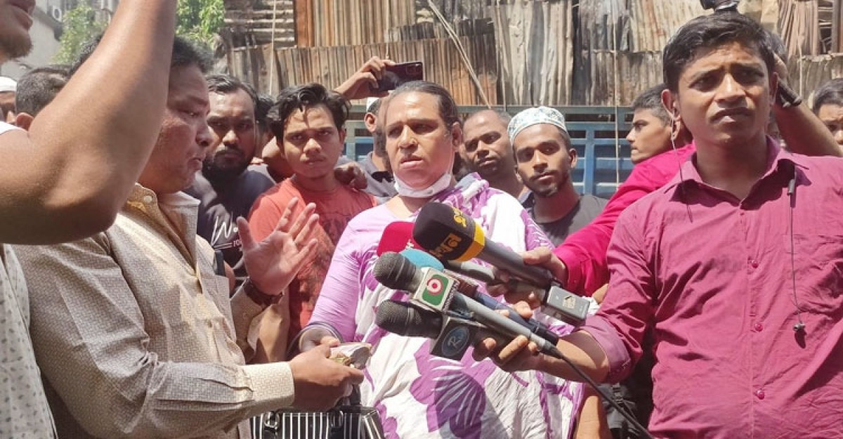 ক্ষতিগ্রস্ত ব্যবসায়ীদের ২০ লাখ টাকা দিলেন তৃতীয় লিঙ্গের আলেয়া