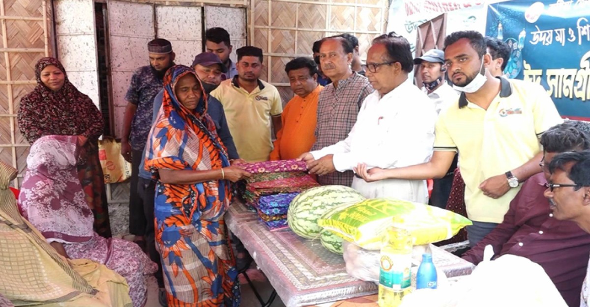 কুষ্টিয়ায় বৃদ্ধাশ্রমের মায়েরা পেলেন ঈদের পোশাক