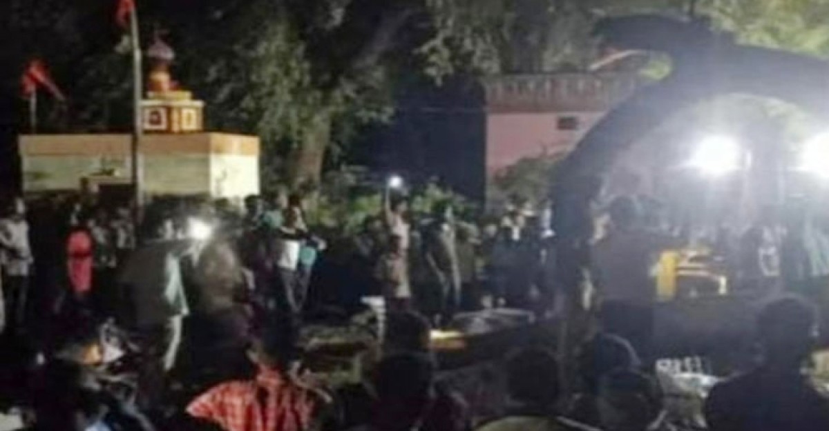 ভারতে মন্দিরে গাছের নিচে চাপা পড়ে প্রাণ গেল ৭ জনের