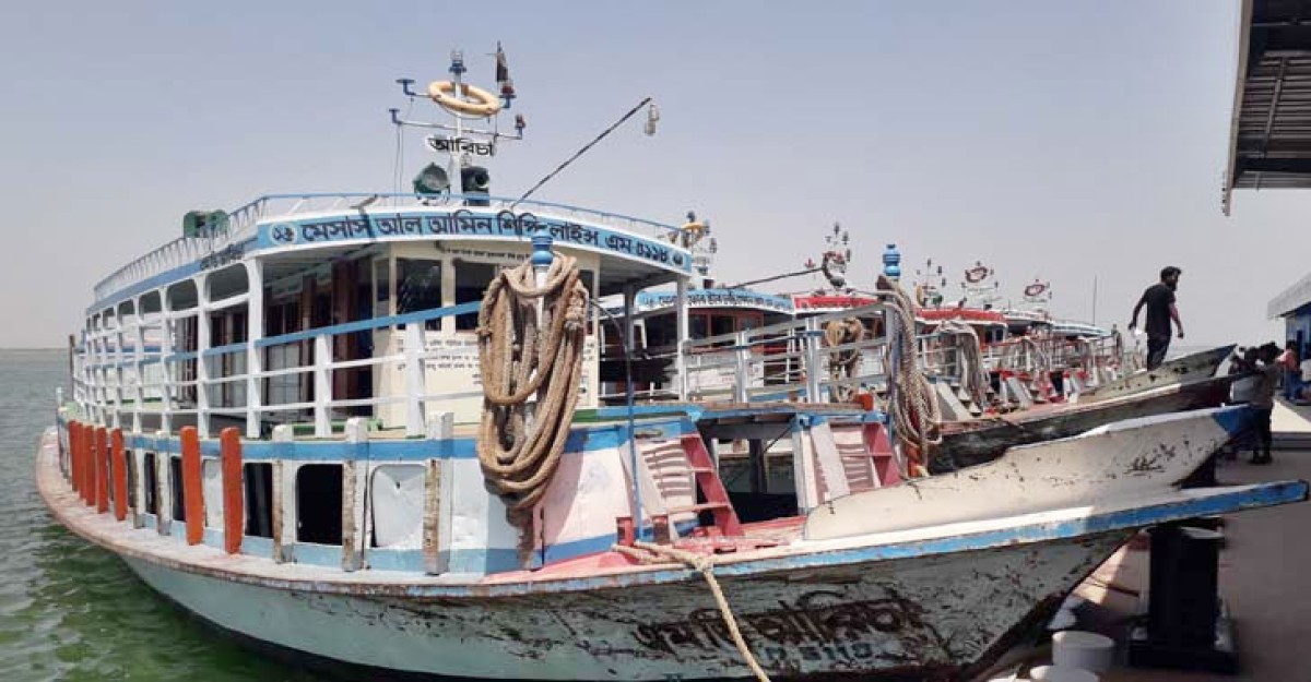 তীব্র যাত্রী সংকটে দৌলতদিয়া-পাটুরিয়া লঞ্চঘাট