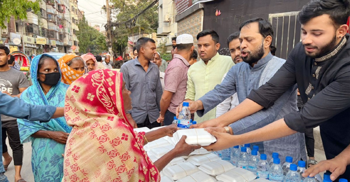 মিরপুরে ছাত্রলীগের উদ্যোগে সাধারণ মানুষের মাঝে ইফতার বিতরণ