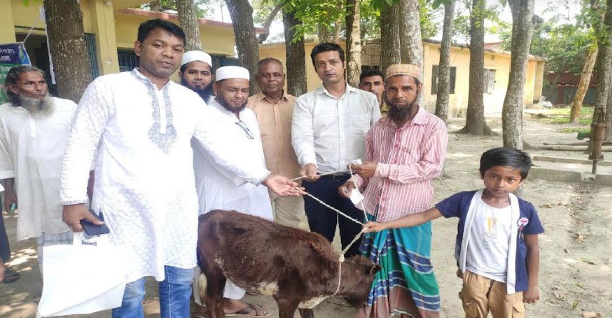 শ্রীনগরে জেলে পরিবারের মাঝে বকনা বাছুর বিতরণ