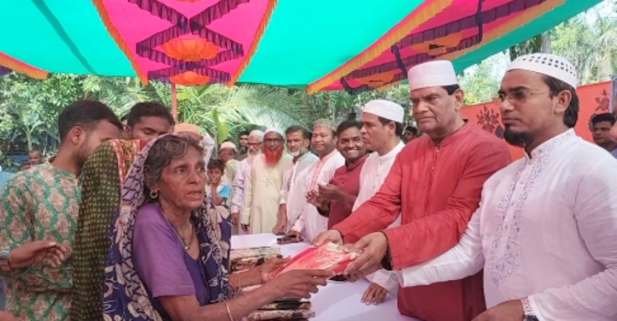 ধামরাইয়ে ঈদ উপহার বিতরণ