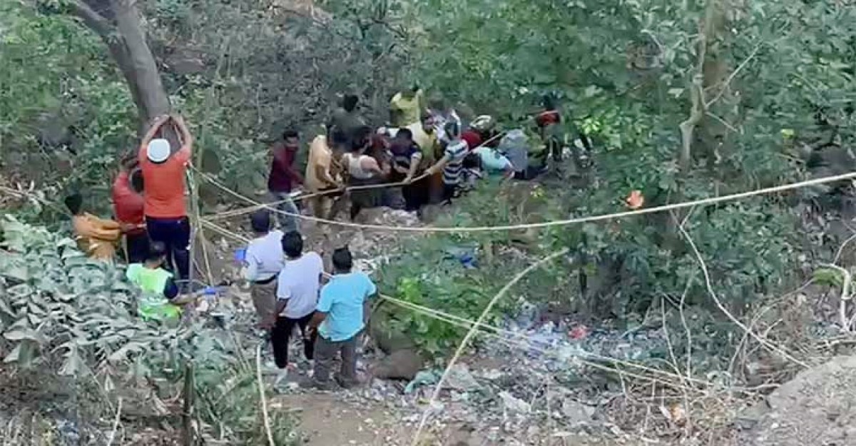 ভারতে গিরিখাতে বাস পড়ে প্রাণ গেল ১২ জনের