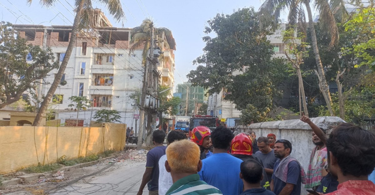 কুষ্টিয়ায় বিদ্যুৎ পোলে আগুন,আবাসিক এলাকায় গ্যাস সিলিন্ডারের গোডাউন