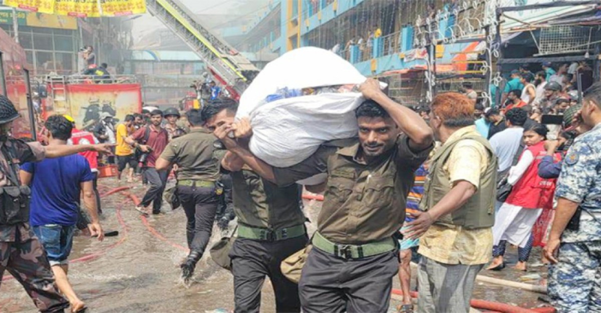 নিউ মার্কেটে অগ্নিকাণ্ড: ৯ প্লাটুন আনসার মোতায়েন