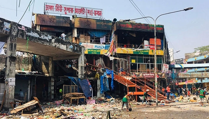 ২৭ ঘণ্টা পর পুরোপুরি নিভলো নিউ মার্কেটের আগুন