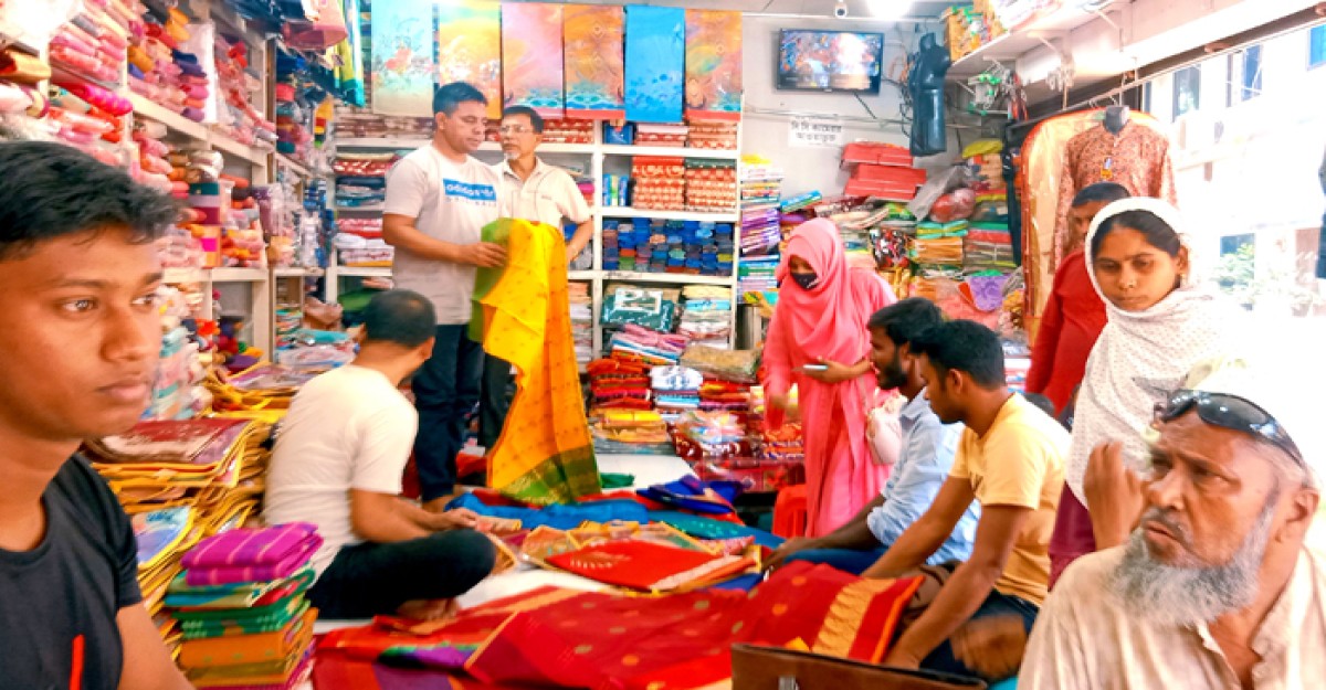 তাপদাহ উপেক্ষা করে মহম্মদপুরের ঈদ মার্কেটে ক্রেতাদের ভিড়