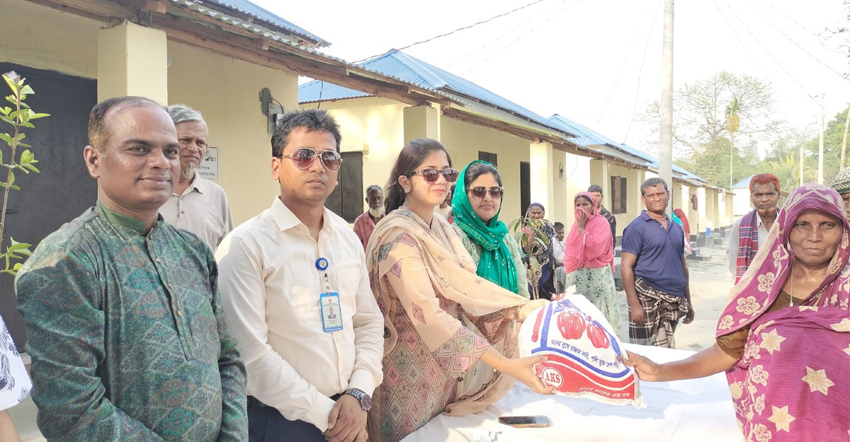 ঈদ উপহার পেয়ে আশ্রয়ণ প্রকল্পবাসীদের মুখে হাসি