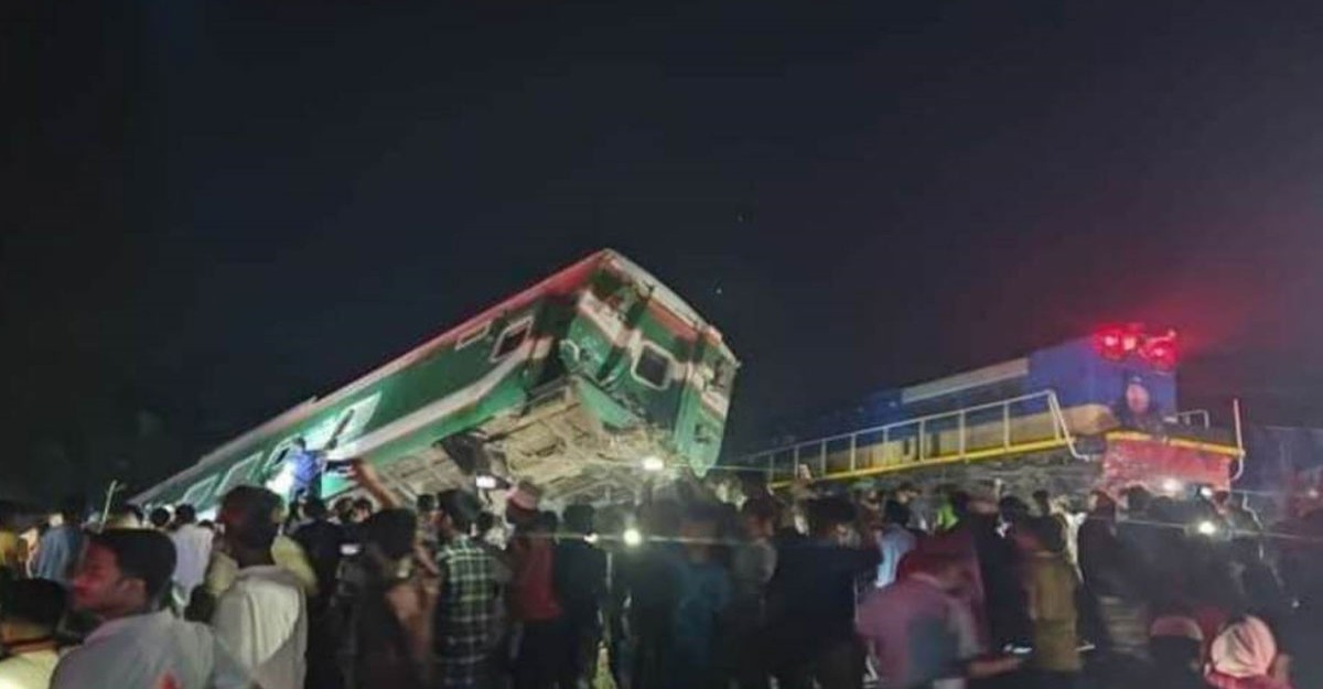 কুমিল্লায় দুই ট্রেনের মুখোমুখি সংঘর্ষ, বহু হতাহতের শঙ্কা
