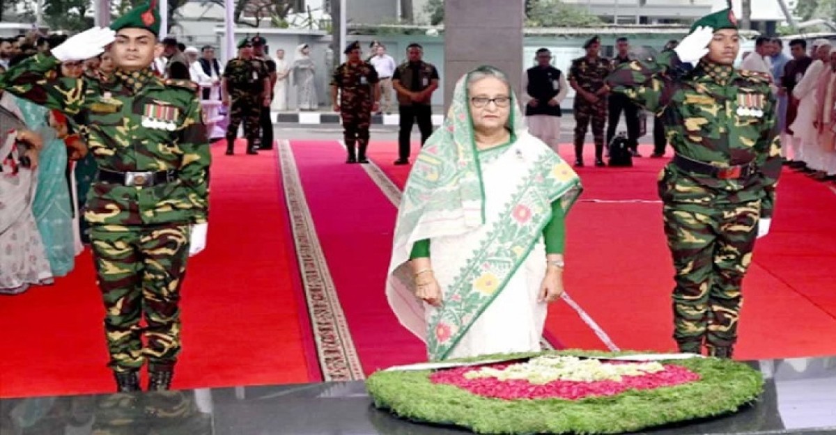 বঙ্গবন্ধুর প্রতিকৃতিতে প্রধানমন্ত্রীর শ্রদ্ধা